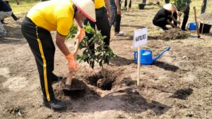 Mbminvestigasi.com | Polres Kediri Tanam Puluhan Bibit Pohon Dukung Kelestarian Alam Wujudkan Program Green Policing Kapolri
