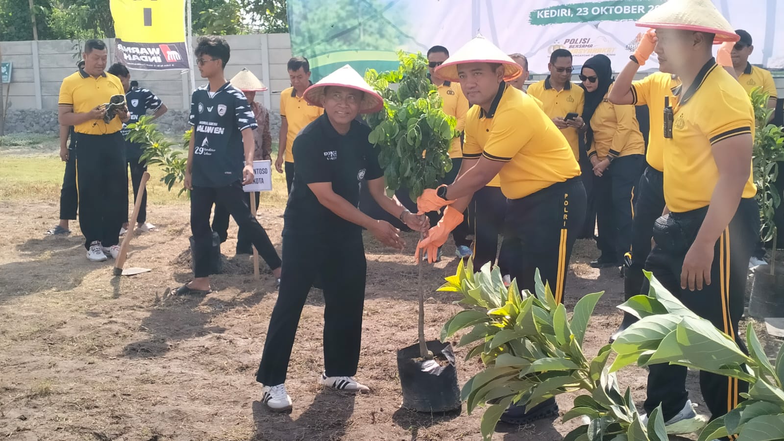 Mbminvestigasi.com | Polres Kediri Tanam Puluhan Bibit Pohon Dukung Kelestarian Alam Wujudkan Program Green Policing Kapolri Mbminvestigasi.com | Polres Kediri Tanam Puluhan Bibit Pohon Dukung Kelestarian Alam Wujudkan Program Green Policing Kapolri