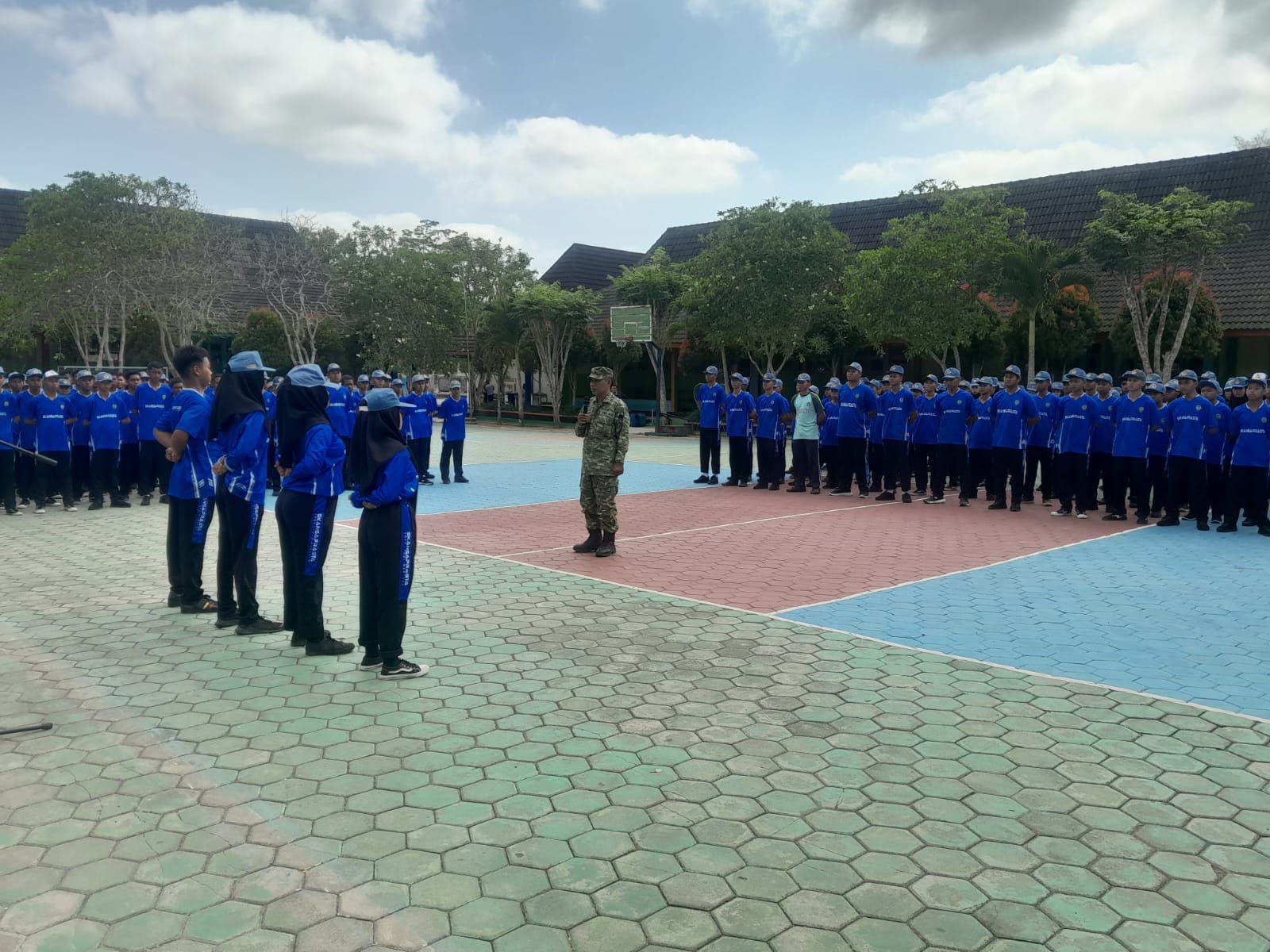 Mbminvestigasi.com | Ratusan Siswa SMK N 1 Pariwisata Pracimantoro Di Gembleng TNI dari Koramil 13/Pracimantoro