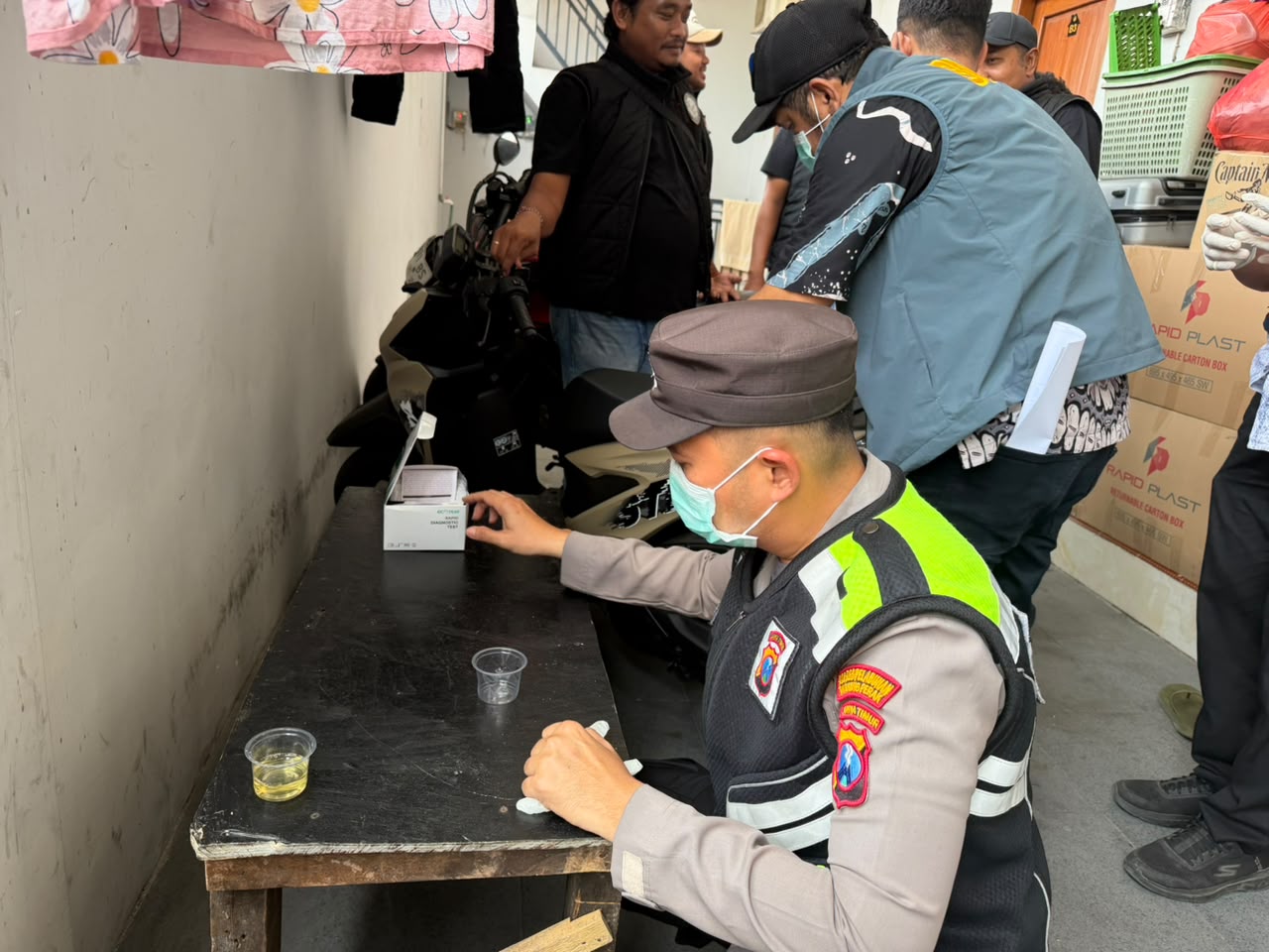 Mbminvestigasi.com | Tekan Peredaran Narkotika, Polres Pelabuhan Tanjung Perak Gelar KRYD Sasar Rumah Kos Mbminvestigasi.com | Tekan Peredaran Narkotika, Polres Pelabuhan Tanjung Perak Gelar KRYD Sasar Rumah Kos