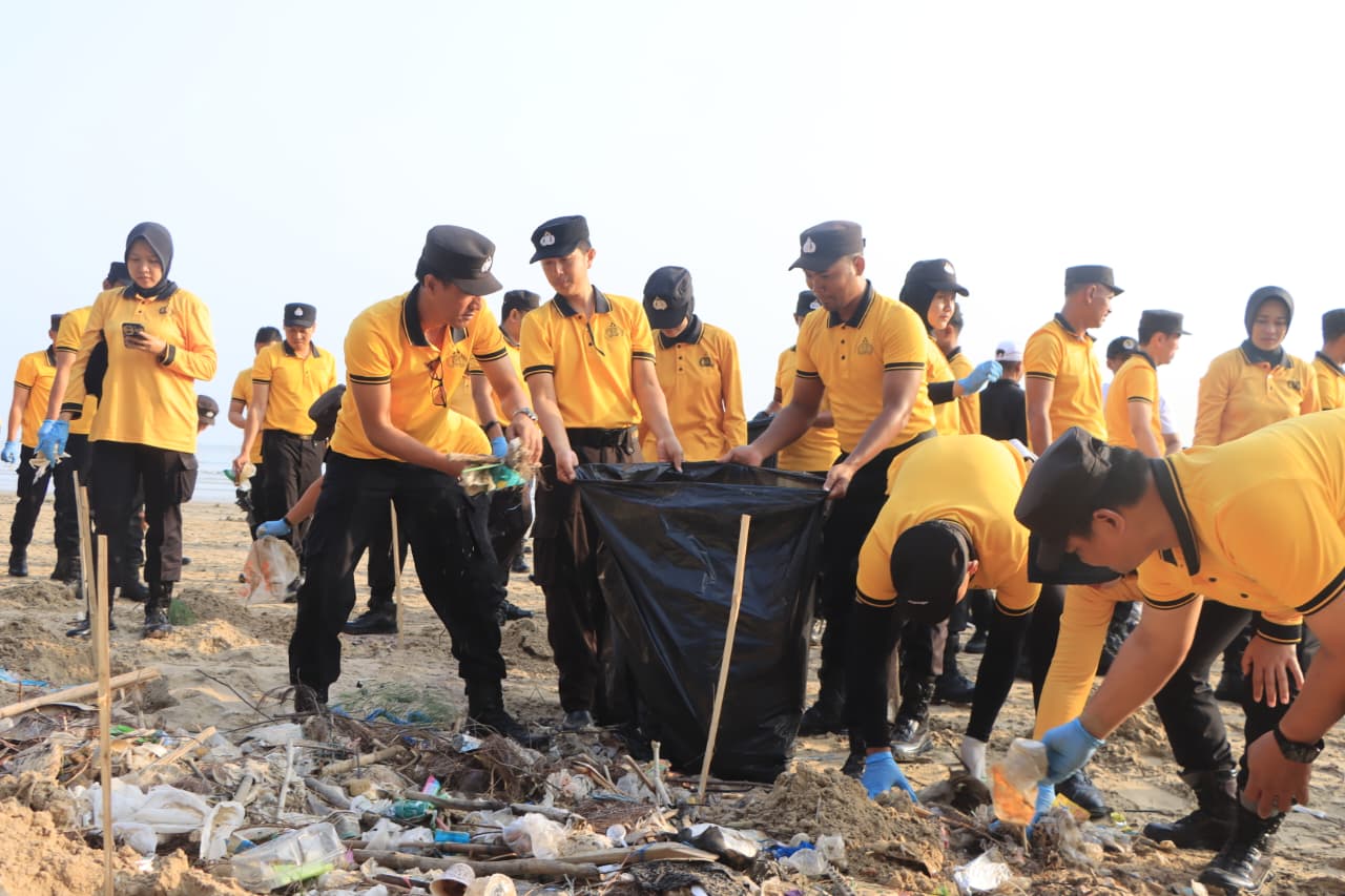 Mbminvestigasi.com | Green Policing : Polresta Tuban Bersihkan Sampah dan Tanam 200 Cemara di Pantai Jenu Mbminvestigasi.com | Green Policing : Polresta Tuban Bersihkan Sampah dan Tanam 200 Cemara di Pantai Jenu