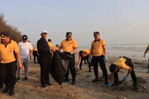 Mbminvestigasi.com | Green Policing : Polresta Tuban Bersihkan Sampah dan Tanam 200 Cemara di Pantai Jenu