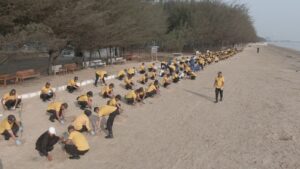 Mbminvestigasi.com | Green Policing : Polresta Tuban Bersihkan Sampah dan Tanam 200 Cemara di Pantai Jenu