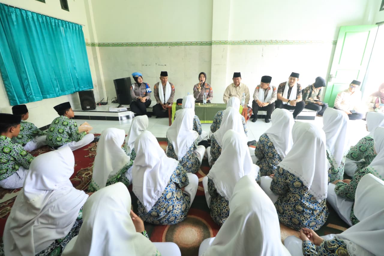 Mbminvestigasi.com | Polisi Peduli Pendidikan: Kapolres Bojonegoro Ajak Santri Al-Fatimah Jauhi Judol dan Bullying Mbminvestigasi.com | Polisi Peduli Pendidikan: Kapolres Bojonegoro Ajak Santri Al-Fatimah Jauhi Judol dan Bullying