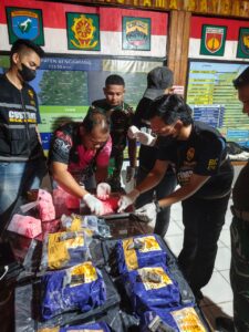 Mbminvestigasi.com | Satgas Yonarmed 19/Bogani Gagalkan Penyelundupan 32,2452 KG Sabu dan 4.867 Butir Ekstasi di Perbatasan RI–Malaysia Mbminvestigasi.com | Satgas Yonarmed 19/Bogani Gagalkan Penyelundupan 32,2452 KG Sabu dan 4.867 Butir Ekstasi di Perbatasan RI–Malaysia