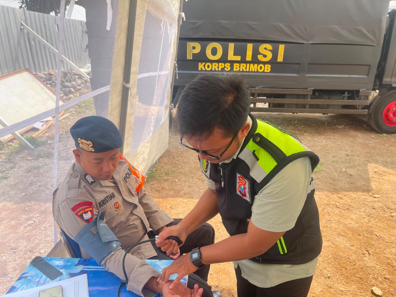 Mbminvestigasi.com | Semangat 'Polisi Bersama Masyarakat: Polda Jatim Dirikan Posko Karhutla dan Distribusikan Air Bersih di Pasuruan Mbminvestigasi.com | Semangat 'Polisi Bersama Masyarakat: Polda Jatim Dirikan Posko Karhutla dan Distribusikan Air Bersih di Pasuruan