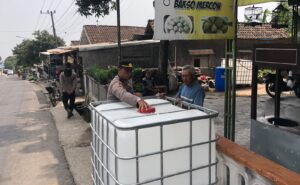 Mbminvestigasi.com | Semangat 'Polisi Bersama Masyarakat: Polda Jatim Dirikan Posko Karhutla dan Distribusikan Air Bersih di Pasuruan
