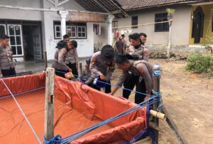 Mbminvestigasi.com | Semangat 'Polisi Bersama Masyarakat: Polda Jatim Dirikan Posko Karhutla dan Distribusikan Air Bersih di Pasuruan