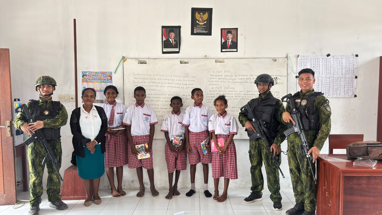 Mbminvestigasi.com | Mengajar Dengan Hati Untuk Generasi Penerus Bangsa, Pos Aroba Satgas Yonif 147/KGJ Gelar Giat Goes to School di SD YPPK Santo Andreas Distrik Aroba