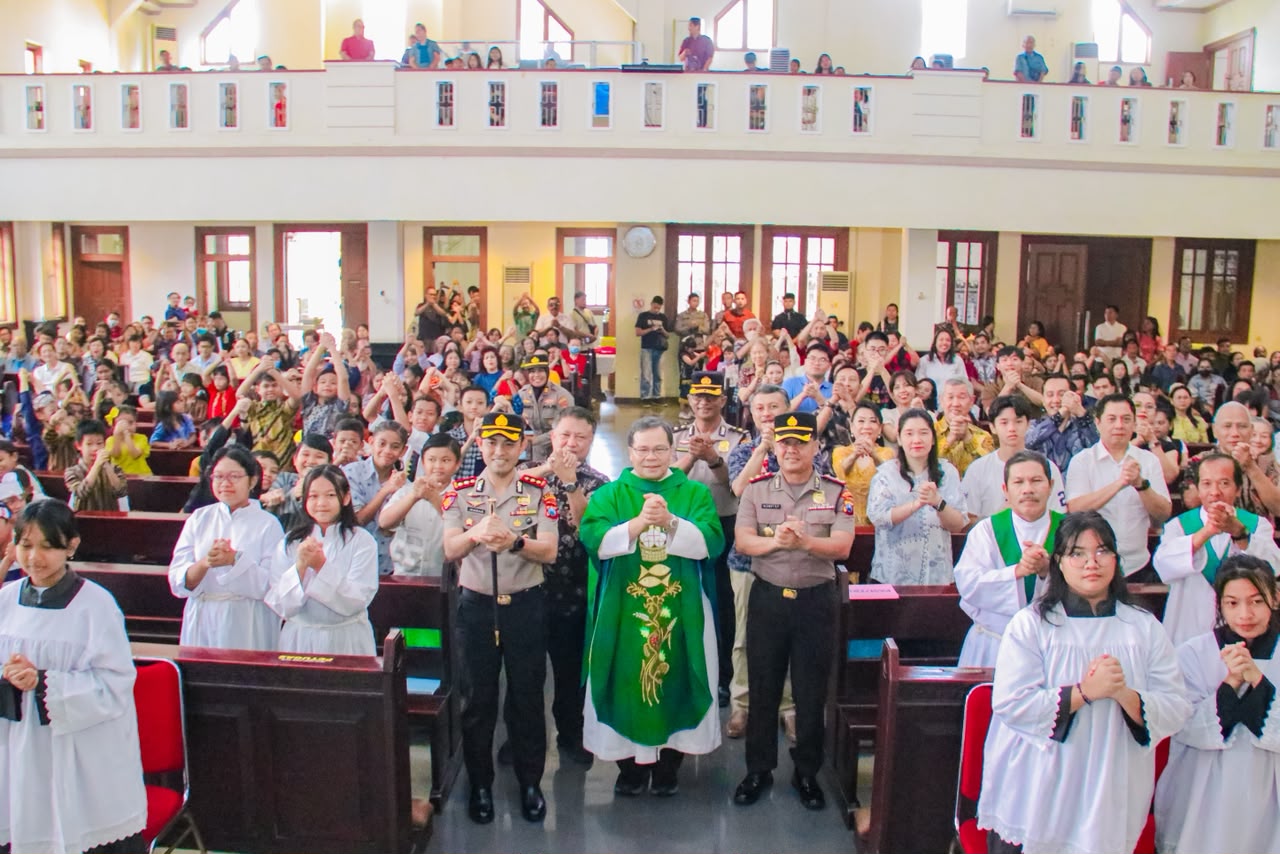 Mbminvestigasi.com | Minggu Kasih Kapolri, Kapolres Pasuruan Pererat Silaturahmi dengan Jemaat Gereja Santa Theresia Pandaan