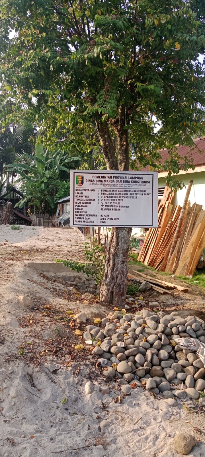 Mbminvestigasi.com | Pembangunan Drainase Ruas Jalan Adam Malik Di Sorot Tanah Galian Di Duga Di Jual & Belikan dan Bahkan Teguran Peratin Di Abaikan Dari Pihak Kontraktor