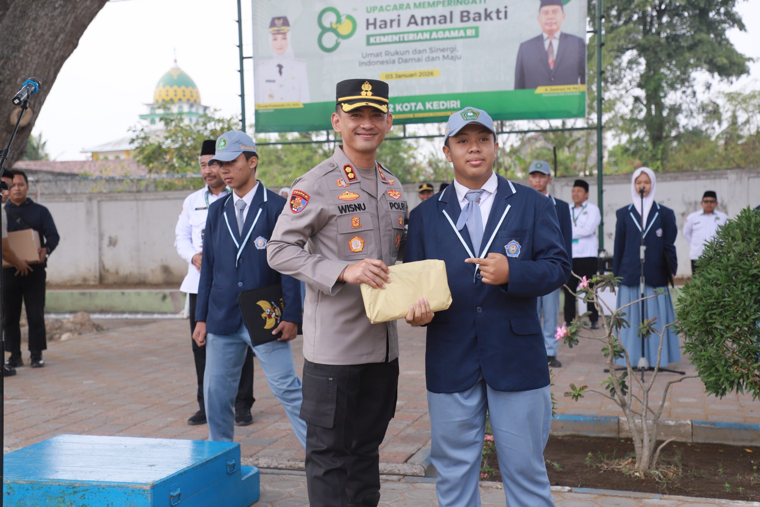 Mbminvestigasi.com | Kapolres Kediri Kota Jadi Pembina Upacara di MAN 2, Ajak Pelajar Bijak Bermedsos dan Jauhi Narkoba