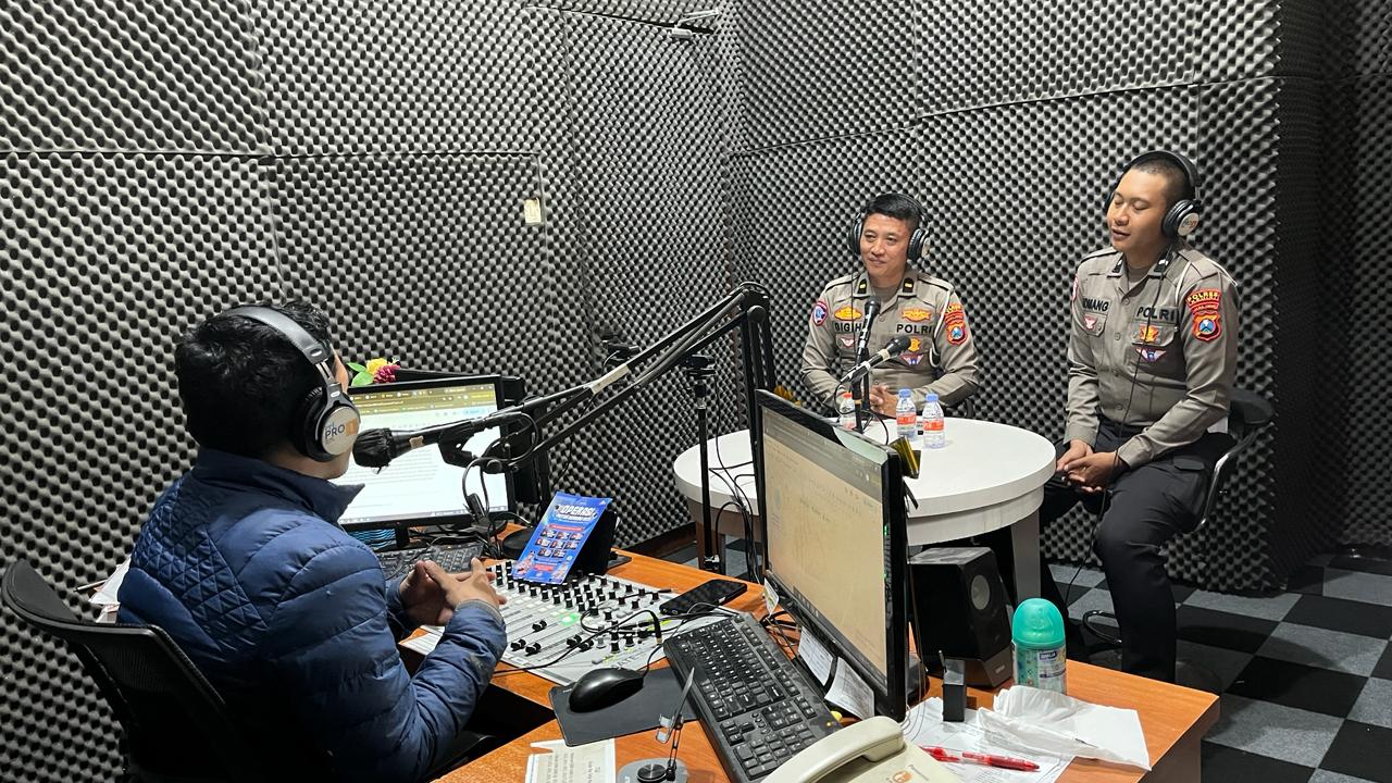 Mbminvestigasi.com | Hari Pertama Ops Patuh, Satlantas Polres Kediri Masifkan Sosialisasi hingga _On Air_ Radio Mbminvestigasi.com | Hari Pertama Ops Patuh, Satlantas Polres Kediri Masifkan Sosialisasi hingga _On Air_ Radio
