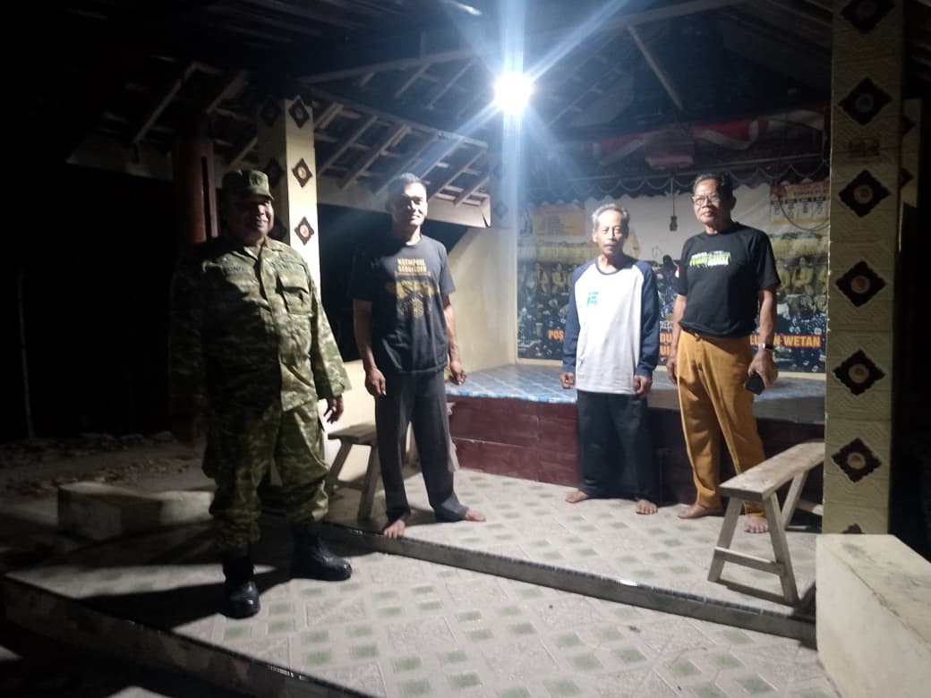 Mbminvestigasi.com | Patroli Malam, TNI Di Wuryantoro Juga Dijadikan Sarana Komsos Dengan Warga