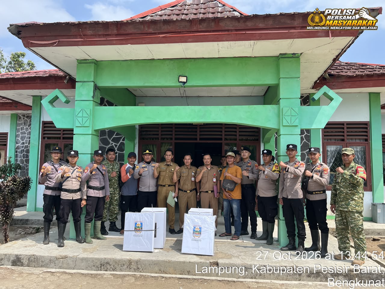 Mbminvestigasi.com | Polsek Ngaras Kawal Pendistribusian Logistik Pilperatin, Pastikan Aman dan Lancar