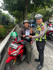 Mbminvestigasi.com | Sapa Warga, Tebar Pesan Keselamatan: Upaya Satlantas Polres Kediri Kota dalam Ops Patuh Semeru Mbminvestigasi.com | Sapa Warga, Tebar Pesan Keselamatan: Upaya Satlantas Polres Kediri Kota dalam Ops Patuh Semeru