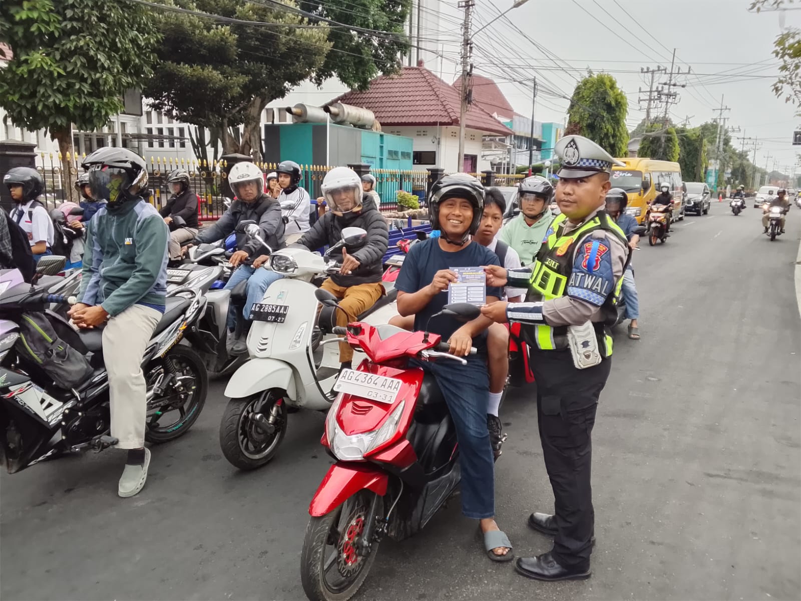 Mbminvestigasi.com | Sapa Warga, Tebar Pesan Keselamatan: Upaya Satlantas Polres Kediri Kota dalam Ops Patuh Semeru Mbminvestigasi.com | Sapa Warga, Tebar Pesan Keselamatan: Upaya Satlantas Polres Kediri Kota dalam Ops Patuh Semeru