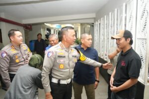 Mbminvestigasi.com | Polri Jenguk Korban Kecelakaan Ojol di Blok M, Pastikan Penanganan Medis hingga Sembuh