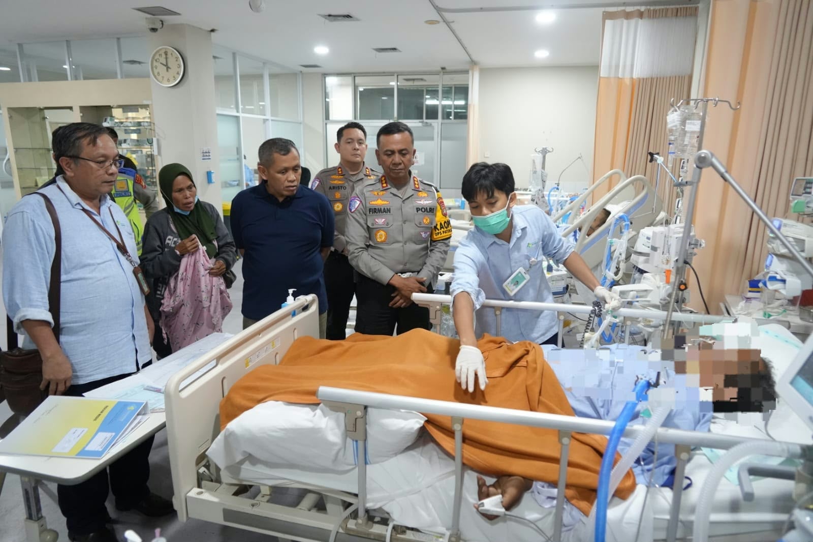 Mbminvestigasi.com | Polri Jenguk Korban Kecelakaan Ojol di Blok M, Pastikan Penanganan Medis hingga Sembuh