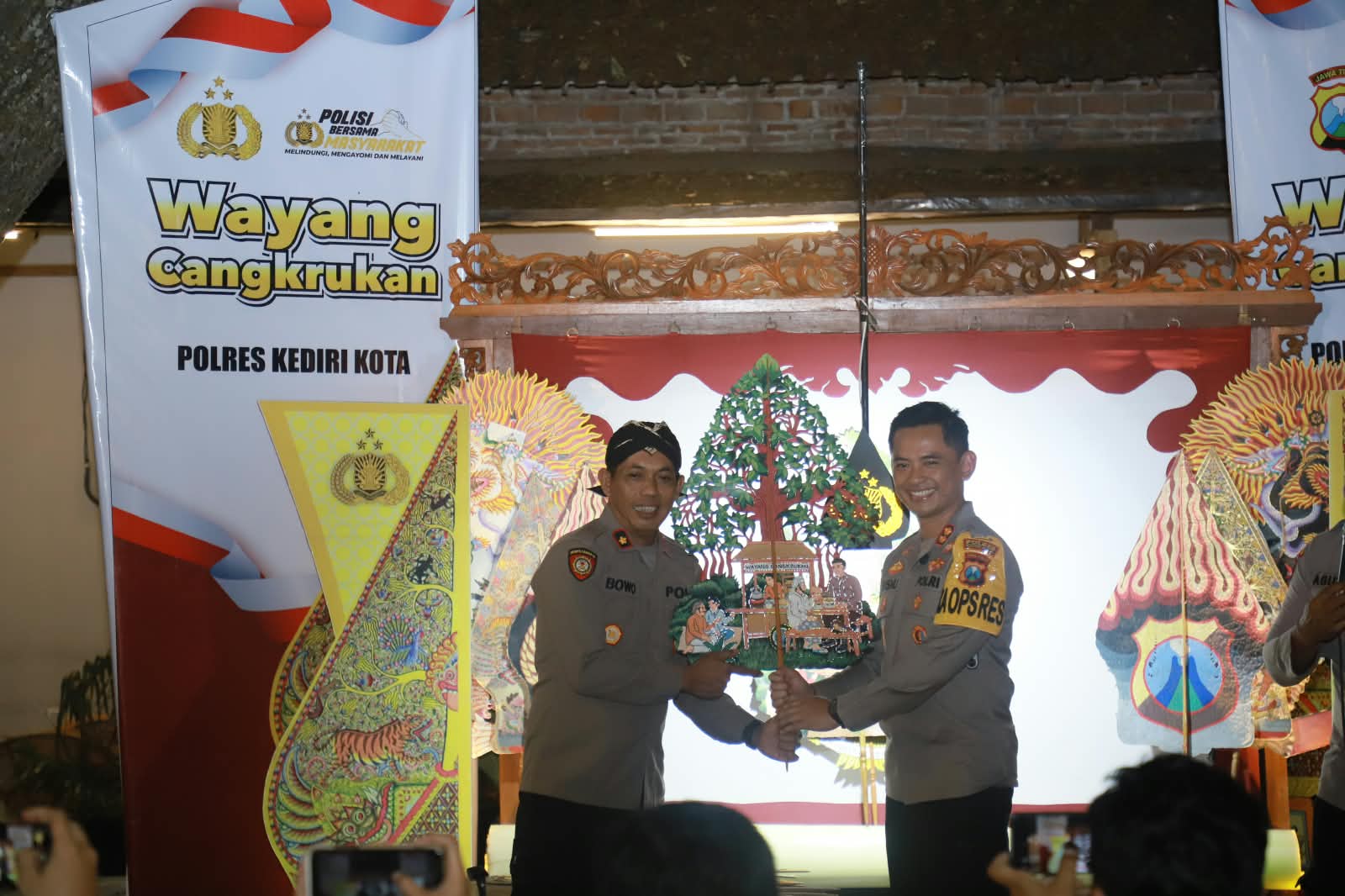 Mbminvestigasi.com | Seni Wayang Jadi Jembatan Komunikasi Polisi dan Masyarakat di Kota Kediri Mbminvestigasi.com | Seni Wayang Jadi Jembatan Komunikasi Polisi dan Masyarakat di Kota Kediri