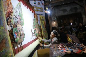 Mbminvestigasi.com | Seni Wayang Jadi Jembatan Komunikasi Polisi dan Masyarakat di Kota Kediri