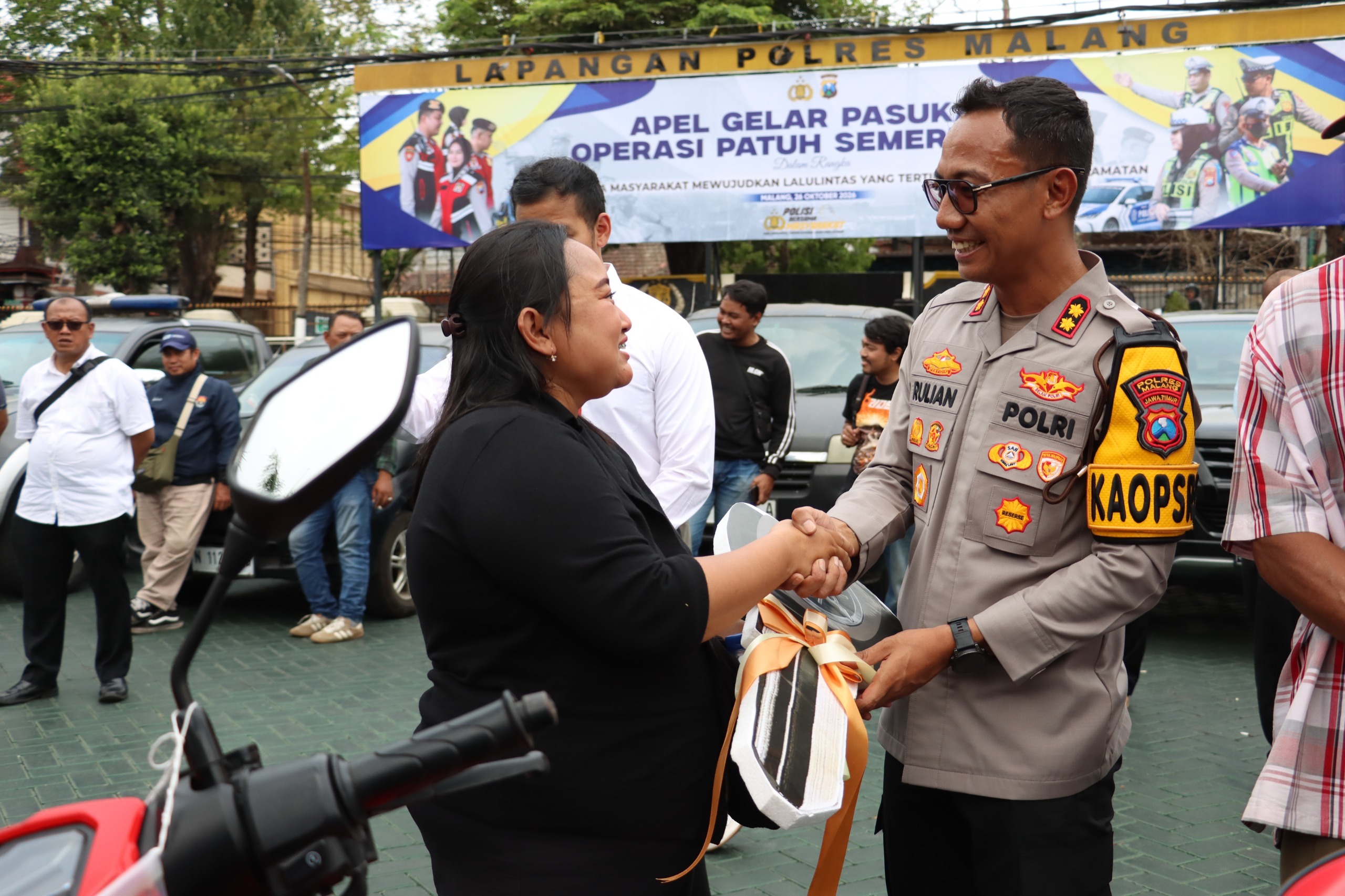 Mbminvestigasi.com | Senyum Sumringah Korban Curanmor,Polres Malang Kembalikan Motor Hasil Operasi Sikat Semeru Mbminvestigasi.com | Senyum Sumringah Korban Curanmor,Polres Malang Kembalikan Motor Hasil Operasi Sikat Semeru