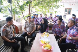 Mbminvestigasi.com | Ngopi Bareng Warga Ponggok, Kapolres Kediri Kota Serap Aspirasi Sekaligus Salurkan Bantuan Air