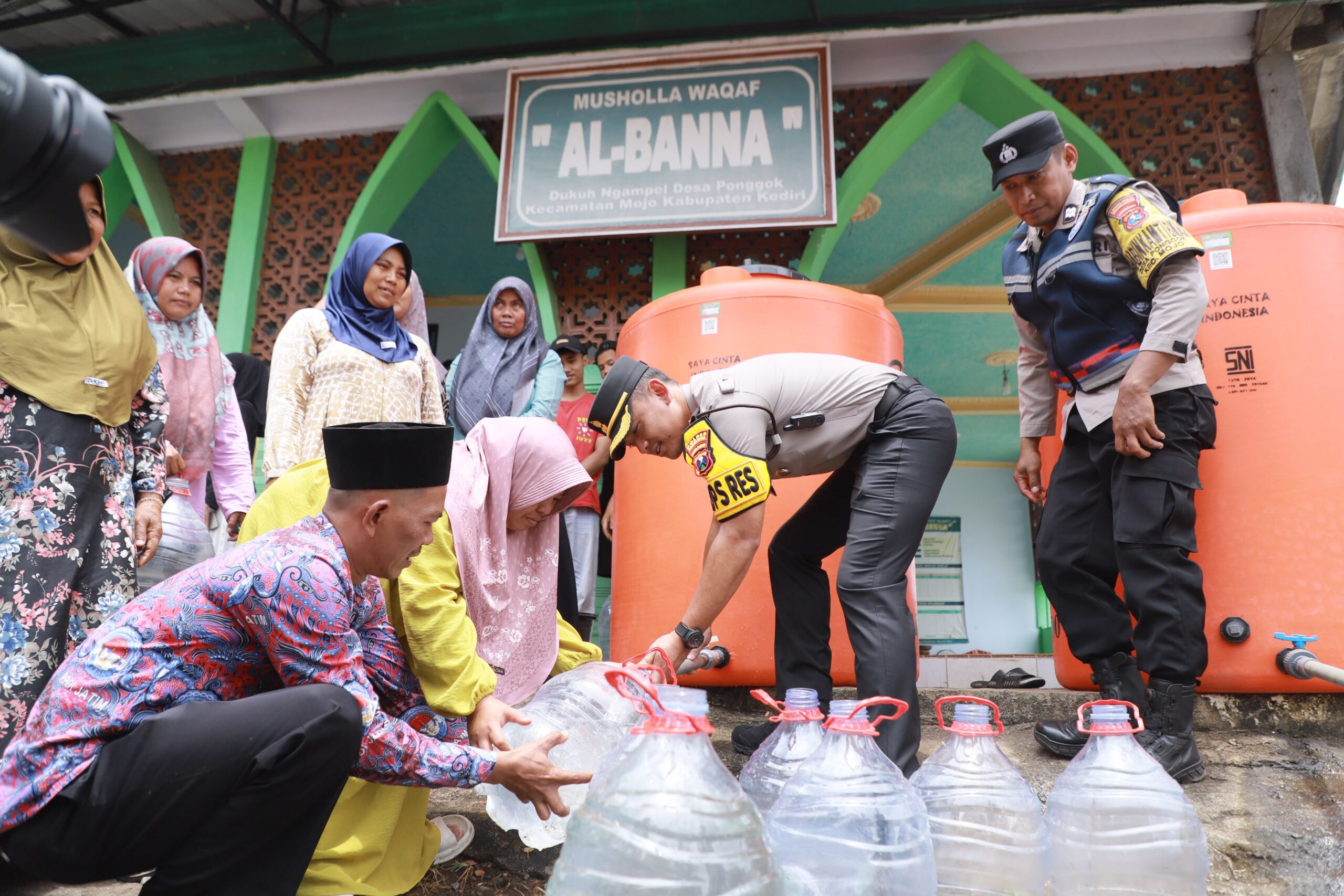 Mbminvestigasi.com | Ngopi Bareng Warga Ponggok, Kapolres Kediri Kota Serap Aspirasi Sekaligus Salurkan Bantuan Air Mbminvestigasi.com | Ngopi Bareng Warga Ponggok, Kapolres Kediri Kota Serap Aspirasi Sekaligus Salurkan Bantuan Air