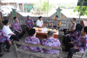 Mbminvestigasi.com | Ngopi Bareng Warga Ponggok, Kapolres Kediri Kota Serap Aspirasi Sekaligus Salurkan Bantuan Air