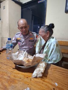 Mbminvestigasi.com | Berangkat dari Brebes Mencari Keluarga, Ibu Wati Kebingungan di Jakarta hingga Dibantu Polisi Satlantas Jakarta Barat Mbminvestigasi.com | Berangkat dari Brebes Mencari Keluarga, Ibu Wati Kebingungan di Jakarta hingga Dibantu Polisi Satlantas Jakarta Barat