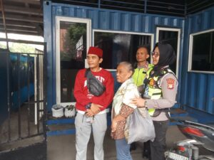 Mbminvestigasi.com | Berangkat dari Brebes Mencari Keluarga, Ibu Wati Kebingungan di Jakarta hingga Dibantu Polisi Satlantas Jakarta Barat