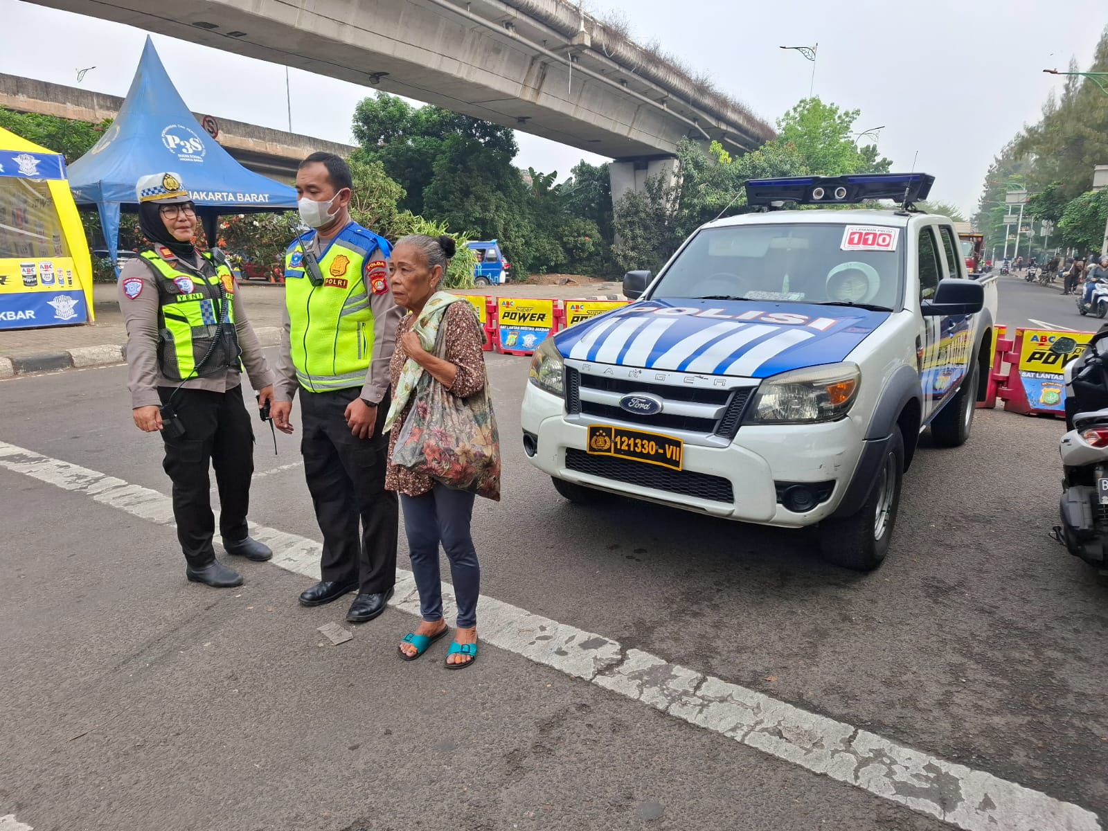 Mbminvestigasi.com | Berangkat dari Brebes Mencari Keluarga, Ibu Wati Kebingungan di Jakarta hingga Dibantu Polisi Satlantas Jakarta Barat