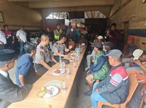 Mbminvestigasi.com | Cangkrukan Kamtibmas, Kapolres Pelabuhan Tanjung Perak Serap Aspirasi Pekerja Pasar Pabean