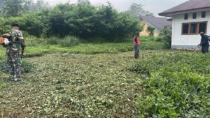Mbminvestigasi.com | Semangat Gotong Royong, Satgas Yonif 147/KGJ Bersama Warga Bersihkan Halaman Rumah Warga di Distrik Teluk Arguni