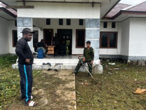 Mbminvestigasi.com | Semangat Gotong Royong, Satgas Yonif 147/KGJ Bersama Warga Bersihkan Halaman Rumah Warga di Distrik Teluk Arguni