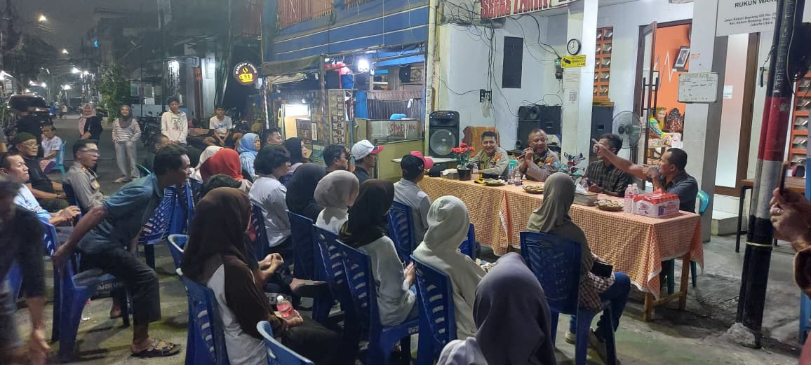 Mbminvestigasi.com | Cangkrukan Kamtibmas, Kapolres Pelabuhan Tanjung Perak Serap Aspirasi Pekerja Pasar Pabean Mbminvestigasi.com | Cangkrukan Kamtibmas, Kapolres Pelabuhan Tanjung Perak Serap Aspirasi Pekerja Pasar Pabean