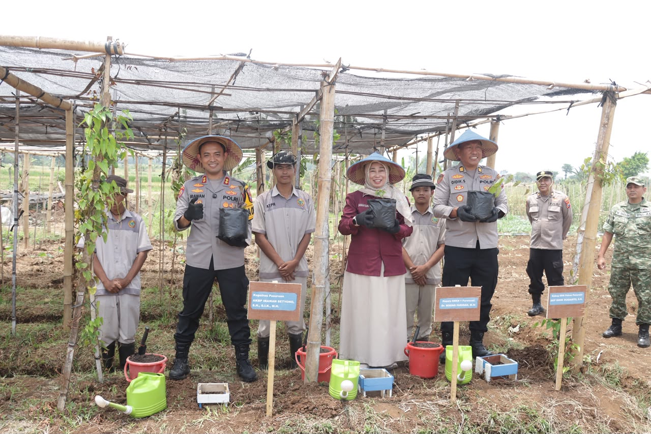 Mbminvestigasi.com | Polres Pasuruan Dukung Ketahanan Pangan, Tanam Uwi Ungu dan Panen Melon di SMKN 1 Purwosari