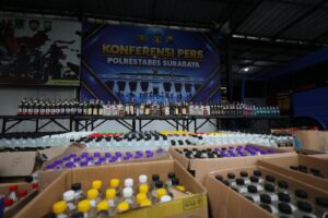 Mbminvestigasi.com | Gelar Operasi KRYD, Polrestabes Surabaya Sita 5.385 Botol Miras Ilegal