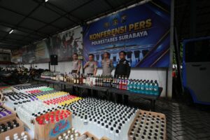 Mbminvestigasi.com | Gelar Operasi KRYD, Polrestabes Surabaya Sita 5.385 Botol Miras Ilegal