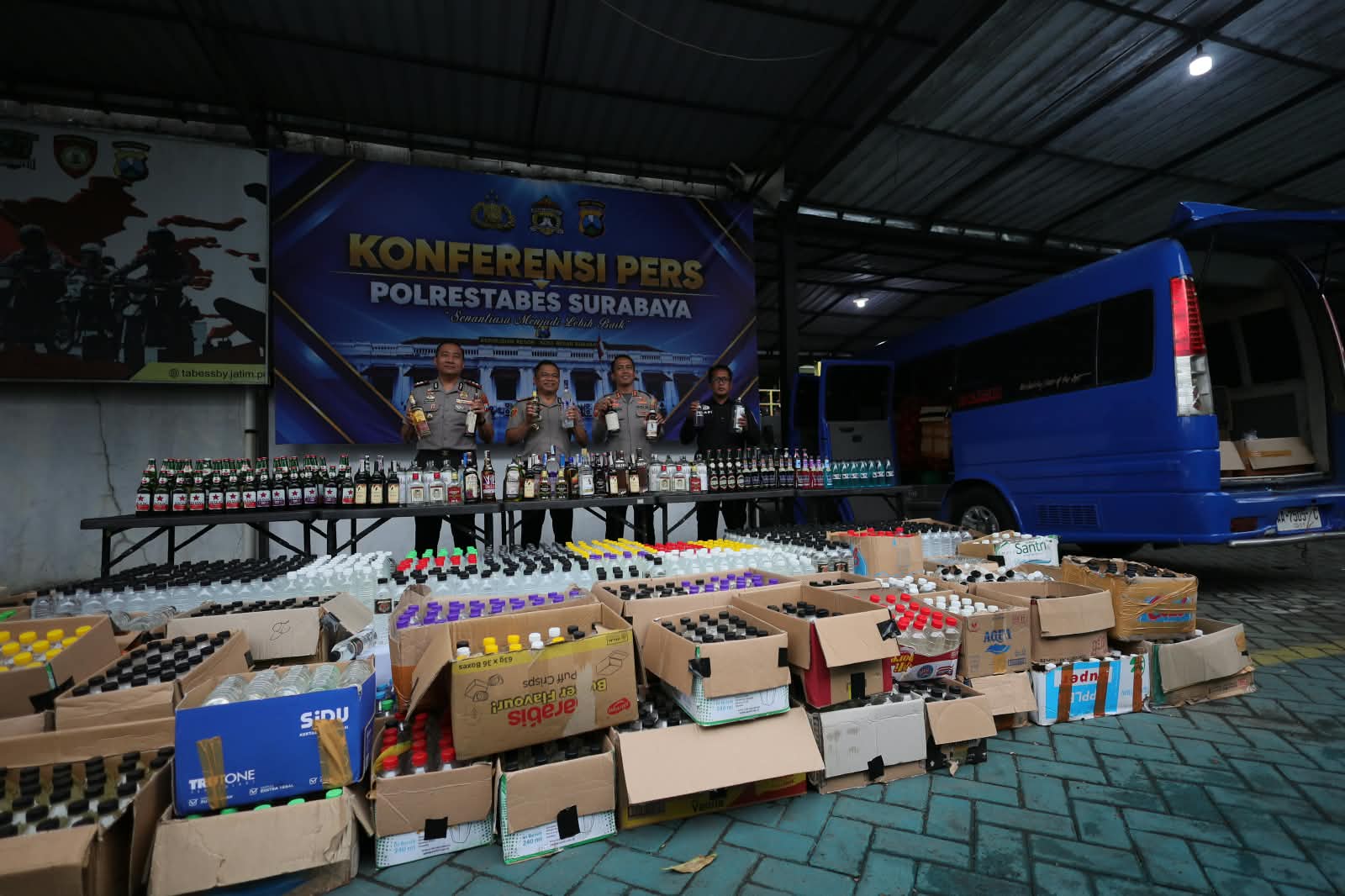 Mbminvestigasi.com | Gelar Operasi KRYD, Polrestabes Surabaya Sita 5.385 Botol Miras Ilegal Mbminvestigasi.com | Gelar Operasi KRYD, Polrestabes Surabaya Sita 5.385 Botol Miras Ilegal