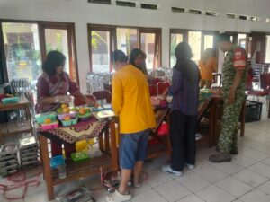 Mbminvestigasi.com | Peran Aktif Babinsa Serengan Dampingan MBG Bumil dan Balita