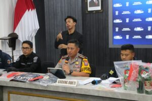 Mbminvestigasi.com | Polresta Malang Kota Gagalkan Rencana Kerusuhan Pasca - Aksi Damai, 12 Tersangka dan 4 Bom Molotov Diamankan