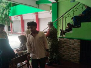 Mbminvestigasi.com | Babinsa Joyotakan Dukung Kelancaran Pendistribusian MBG di SMK Muhamadiyah 1 Surakarta