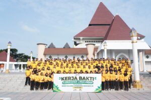 Mbminvestigasi.com | Green Policing, Polres Kediri Bersihkan Lingkungan Masjid