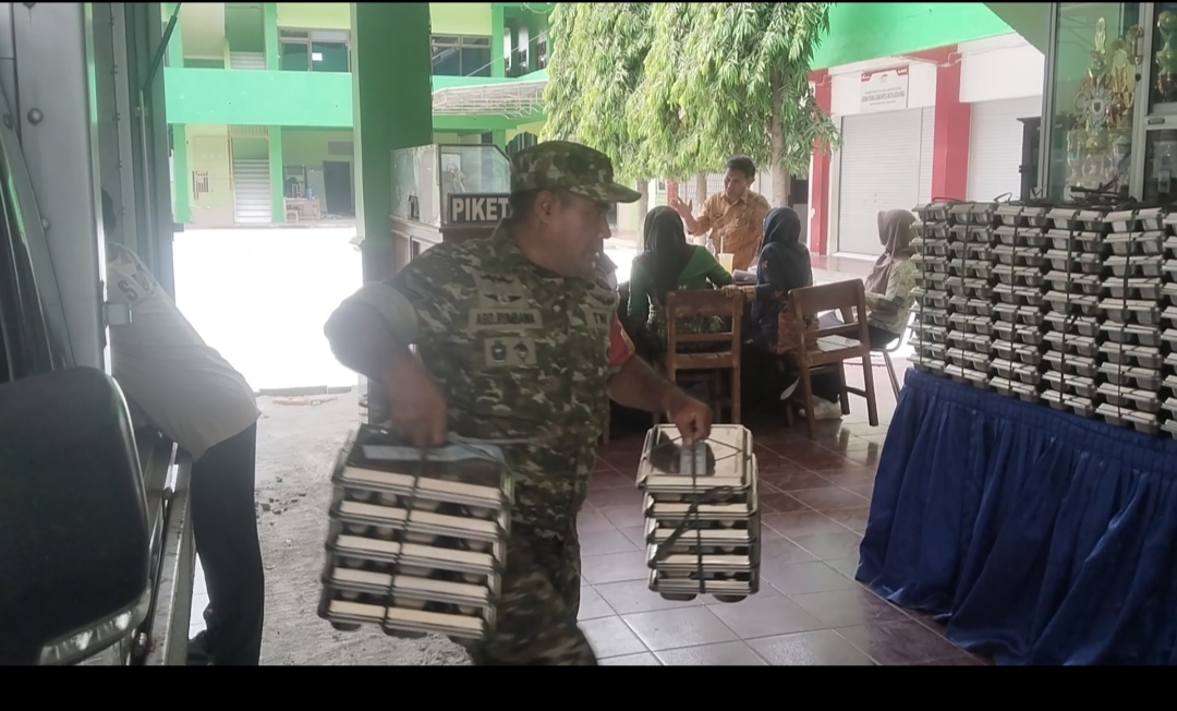 Mbminvestigasi.com | Babinsa Joyotakan Dukung Kelancaran Pendistribusian MBG di SMK Muhamadiyah 1 Surakarta