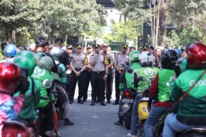 Mbminvestigasi.com | Jumat Berkah, Polda Jatim Salurkan 600 Paket Sembako untuk Pengemudi Ojol