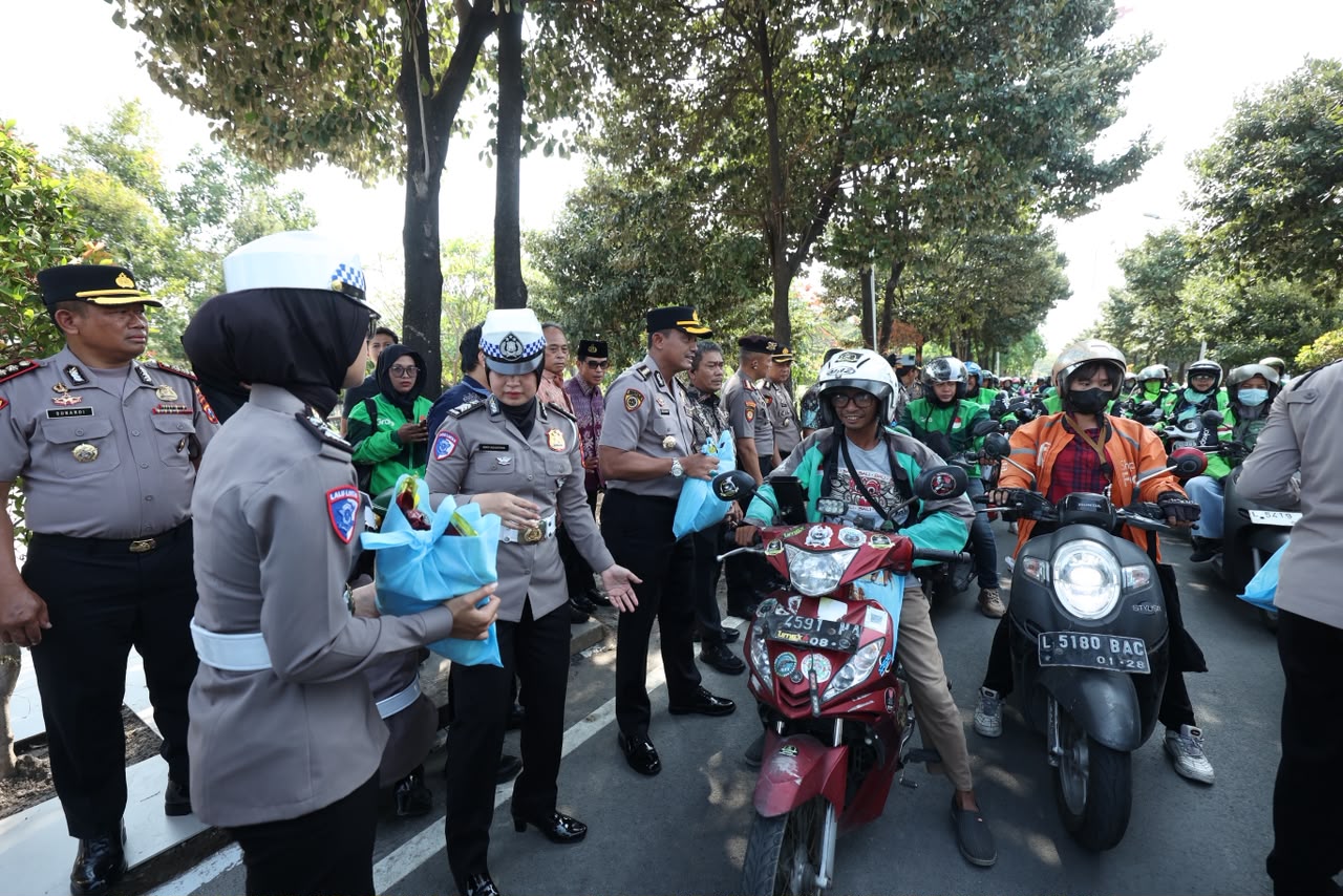 Mbminvestigasi.com | Jumat Berkah, Polda Jatim Salurkan 600 Paket Sembako untuk Pengemudi Ojol