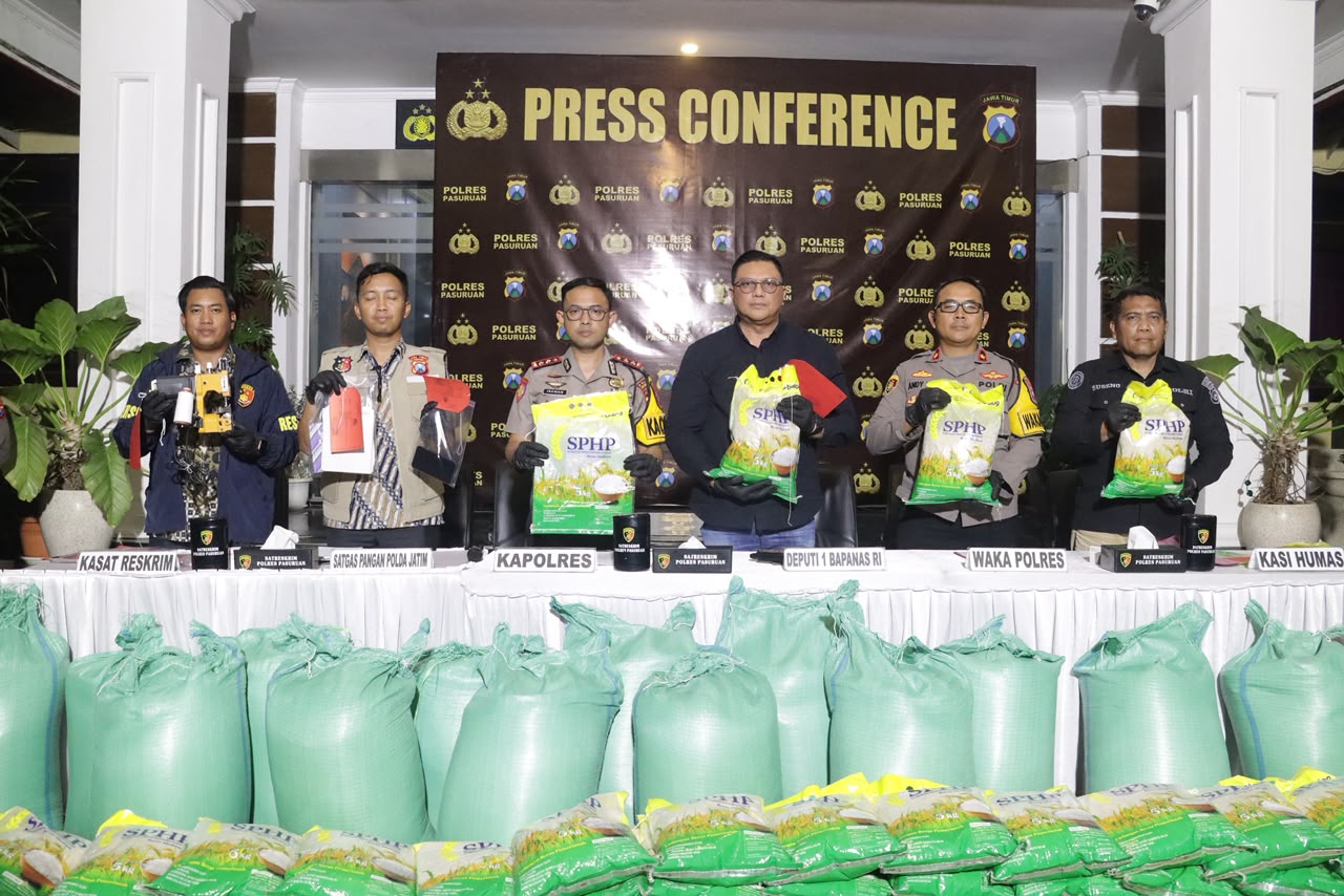 Mbminvestigasi.com | Polres Pasuruan Berhasil Tangkap 4 Tersangka Dugaan Pengemasan Ulang Beras SPHP Mbminvestigasi.com | Polres Pasuruan Berhasil Tangkap 4 Tersangka Dugaan Pengemasan Ulang Beras SPHP