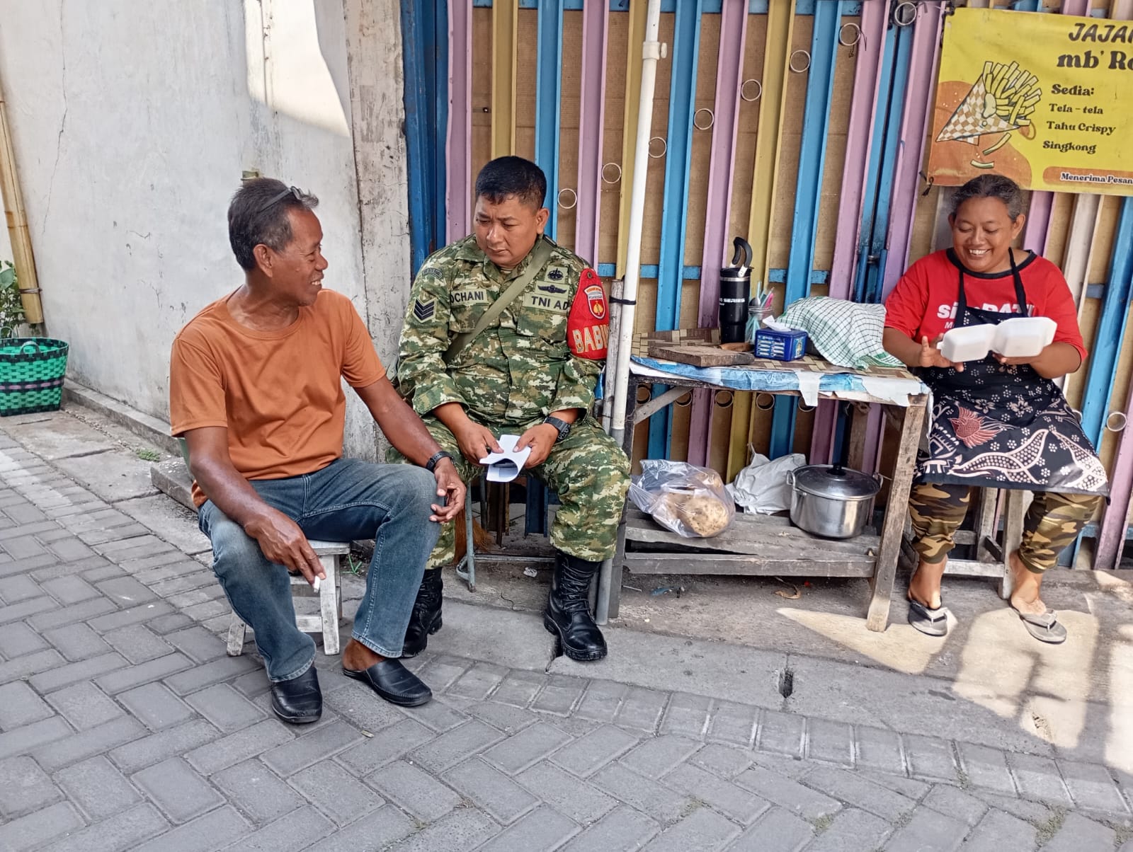 Mbminvestigasi.com | Babinsa Kratonan Dukung dan Motivasi Pengembangan Pelaku UMKM Pedagang Makanan Ringan & Pisang Goreng