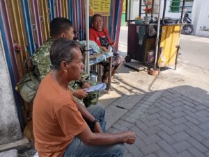 Mbminvestigasi.com | Babinsa Kratonan Dukung dan Motivasi Pengembangan Pelaku UMKM Pedagang Makanan Ringan & Pisang Goreng